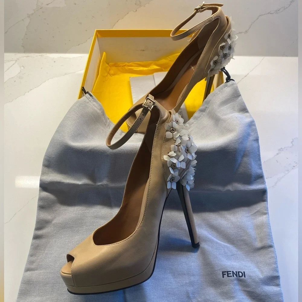 FENDI Spuntata White Floral Heel Platform Peep Toe Nude Shoes Size 7.5 - Picture 11 of 11